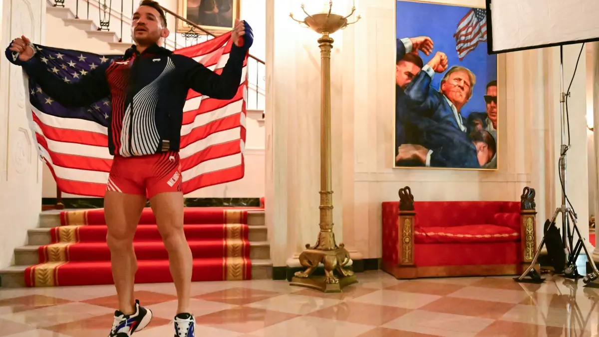 UFC Freedom 250: 14.06.2026, USA, Washington: Michael Chandler wartet im Grand Foyer des Weißen Hauses vor seinem Leichtgewichts-Kampf gegen den Brasilianer Mauricio Ruffy im Rahmen der UFC Freedom 250. Foto: Saul Loeb/Pool AFP/AP/dpa +++ dpa-Bildfunk +++