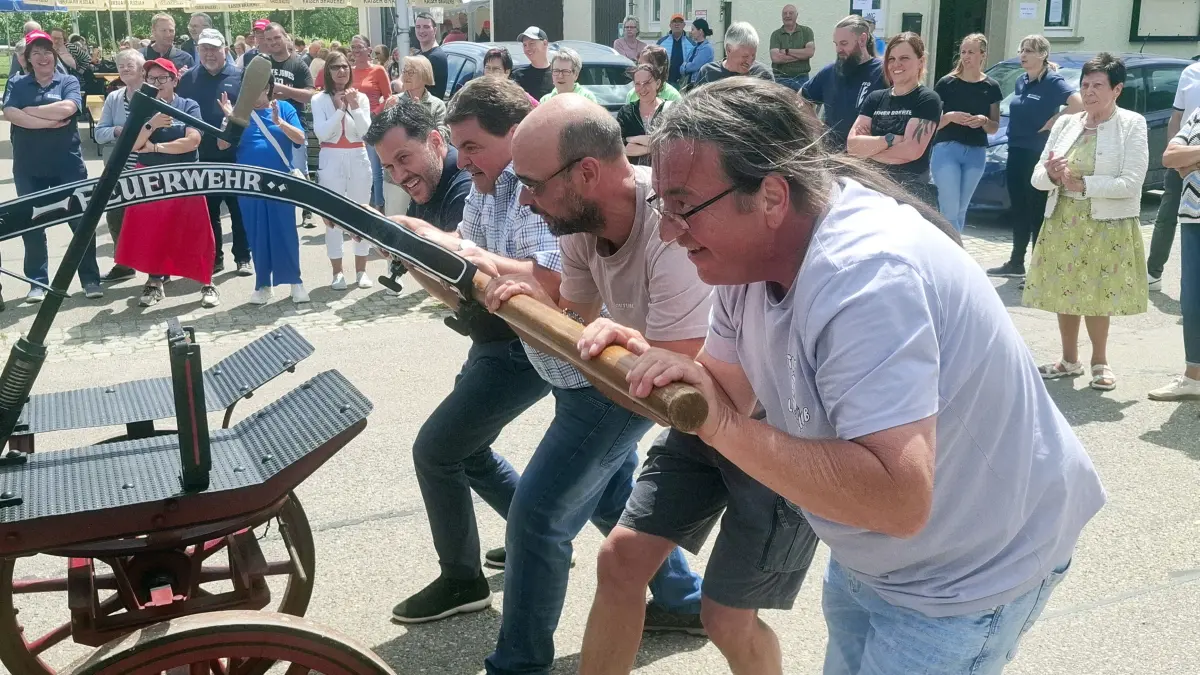 Pumpenwettkampf Geislingen gegen Waldhausen beim Dorfhock in Waldhausen, mit dabei beim Geislinger Team war OB Ignazio Ceffalia