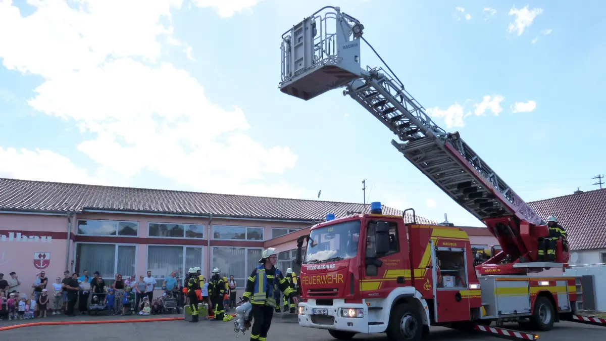 Wasser marsch! bei der Haigerlocher Gesamtwehrübung. Von der Drehleiter herab wurde das Feuer im Gruoler Löwensaal unter Beschuss genommen.