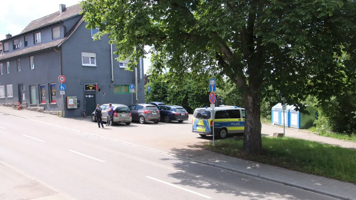 Auch am Montag ist die Polizei vor Ort in der Ellwanger Straße, um weiter zu ermitteln.