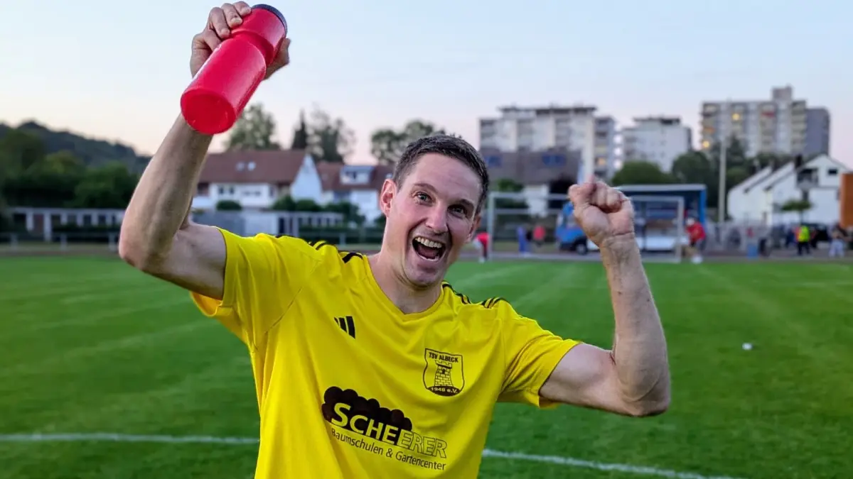 Christian Hauff, ein Ur-Albecker, trifft beim Relegationsspiel der SGM Albeck/Göttingen und beendet anschließend seine Karriere.