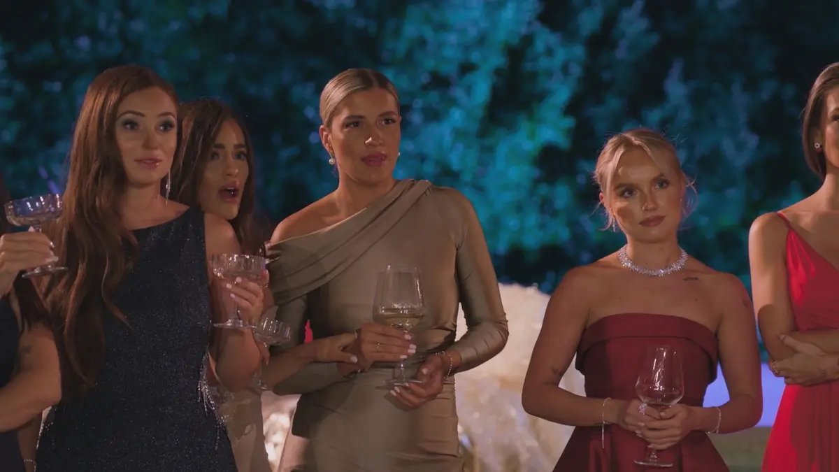 Die Kandidatinnen hoffen bei „Die Bachelors“ auf eine Rose.