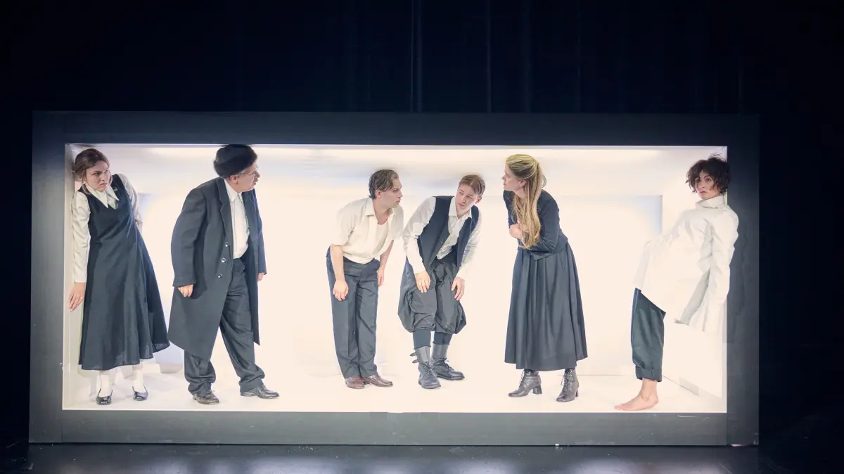 Von links: Mirjam (Sarah Liebert), Mendel Singer (Andreas Guglielmetti), Schemarjah (Sebsatian Fink), Jonas (Leo Kramer), Deborah (Jennifer Konrprobst) und Menuchim (Robi Tissi Graf).