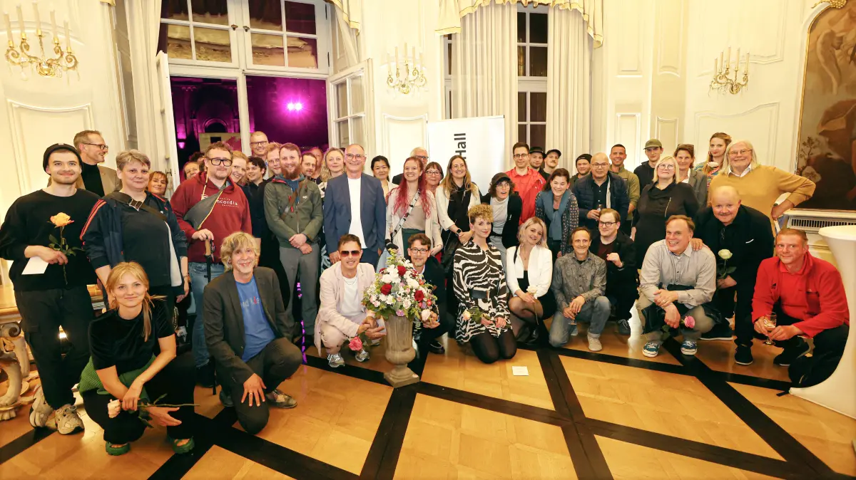 Wenn die neuste Produktion der Haller Freilichtspiele „Kabale und Liebe“ ein Film wäre, dann würden alle Personen auf diesem Foto im Abspann auftauchen. Mehr als 40 Künstler, Handwerker und Helfer sind an der Inszenierung beteiligt. Oberbürgermeister Daniel Bullinger und der Erste Bürgermeister Peter Klink durften mit aufs Bild.