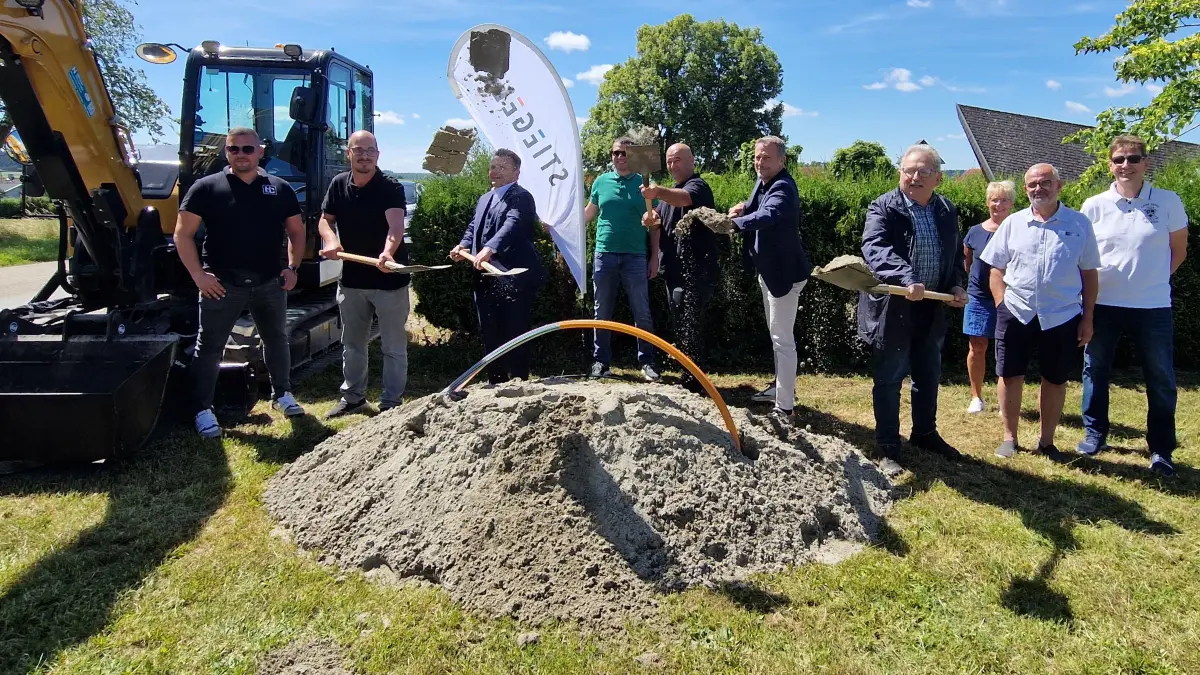 Offizieller Baustart im Horber Umland: Vertreter von Stadt, Ortsverwaltung und dem Netzbetreiber Stiegeler beim symbolischen Spatenstich in Bittelbronn.