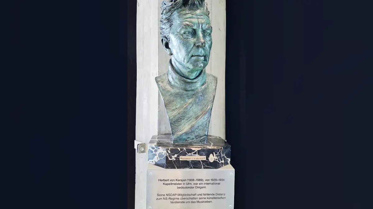 Jetzt mit Extra-Text: die Karajan-Büste im Theater Ulm.