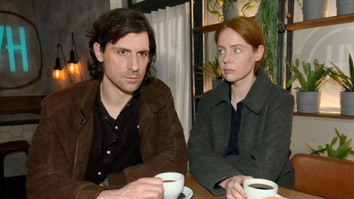 Schmitti (Timo Hastenpflug) und Toni (Olivia Marei) geraten erneut aneinander.