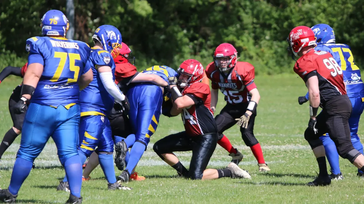 Football-BZL, Kuchen Mammuts - Backnang Wloverines 6:13, Tom Sprinzl packt beherzt zu. Die Mammuts zeigen gegen Backnang eine starke Defensivleistung, allein der verletzungsbedingt dünnen Personaldecke ist es geschuldet, dass die Kuchener gegen den haushohen Favoriten letztlich als Verlierer vom Platz gehen.