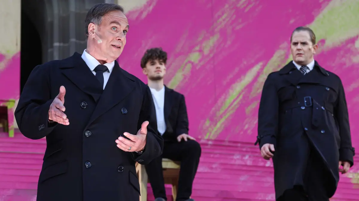 Zwei miese Typen schmieden Pläne: Gunter Heun als Präsident und Nikolaij Janocha als Sekretär Wurm. Marius Petrenz alias Ferdinand ist eines ihrer Opfer.