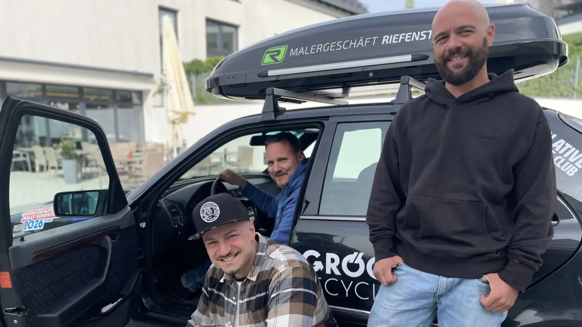 Diese drei Freunde sind in Langenau zusammen aufgewachsen, bis heute verbunden - und begeben sich jetzt auf Abenteuerfahrt nach Skandinavien.