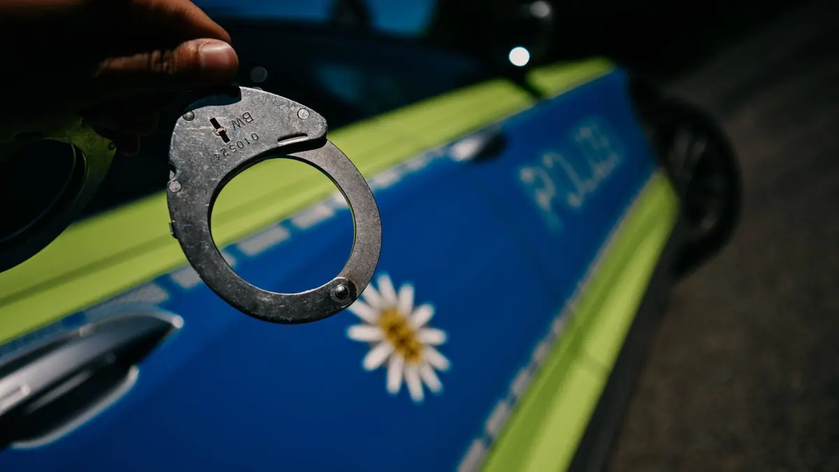 Symbolbild Blaulicht, Polizei, Streifenwagen, Festnahme, Feuerwehr, Unfall, Blaulicht, Handschliessen, Anhaltestab, Dienstwappen, Funkgerät, Schusswaffe im Holster, Blaulichtbilder. Stuttgart Baden-Württemberg Deutschland Stuttgart *** Symbolic picture blue light, police, patrol car, arrest, fire department, accident, blue light, hand locks, stop stick, badge, radio, firearm in holster, blue light pictures Stuttgart Baden Württemberg Germany Stuttgart Copyright: x xonw-imagesx/x-x