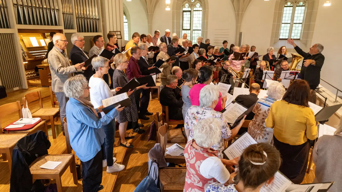 Maientagsmotette mit dem Concerto Vocale und dem Bezirksbläserensemble: In der Form eines Evensong werden Werke anglikanischer Tradition musiziert, Oberhofenkirche