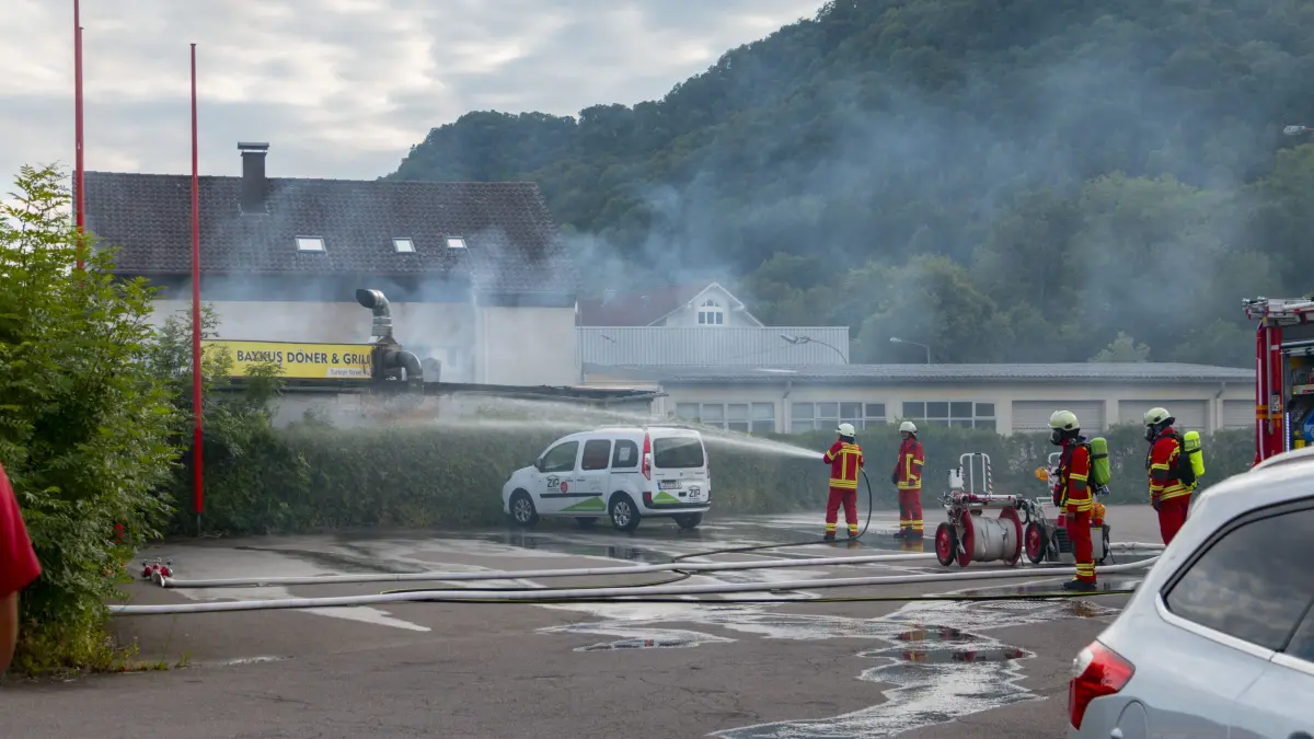 Im Juli 2025 geriet ein Imbisswagen in den Geislinger Neuwiesen in Brand. Die Ermittlungen sind noch immer nicht abgeschlossen.