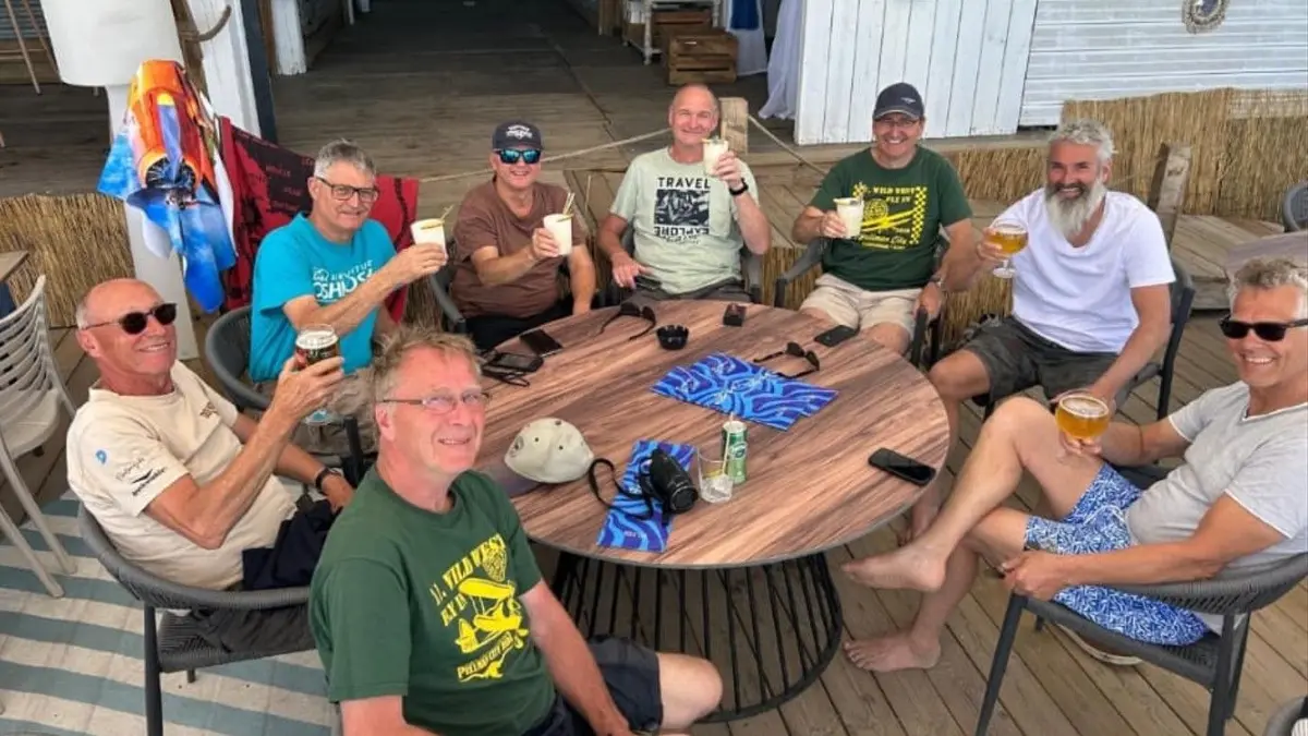 Beim Landebier saßen die Akteure gemütlich auf dem Gelände der Sulzer Flugsportgruppe beieinander.