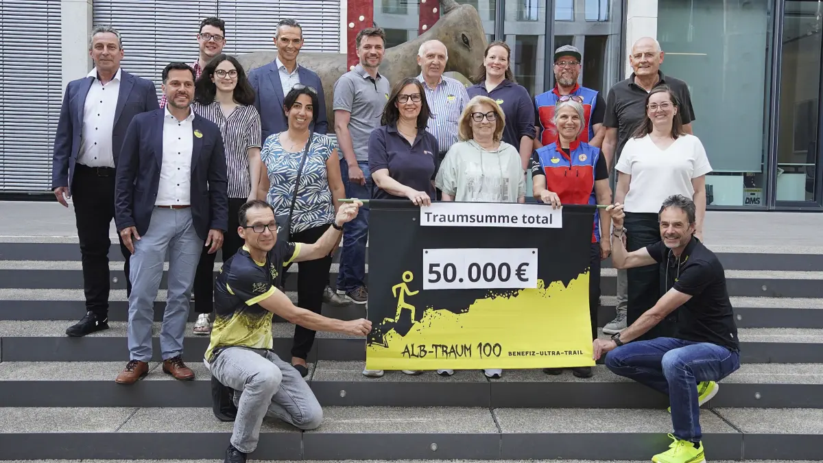 Der Verein Alb-Traum100 aus Geislingen sagt mit einer Veranstaltung am 15. Juni 2026 im Sparkassenforum der Kreissparkasse Göppingen danke an die Helfer bei dem Ultra-Traillauf Mitte Mai und schüttet Geld an zehn gemeinnützige Projekte im Landkreis Göppingen aus – insgesamt 50.000 Euro. Vorne links Vorstandsmitglied Marco Höpfner, vorne rechts der Vereinsvorsitzende Andreas Bulling.