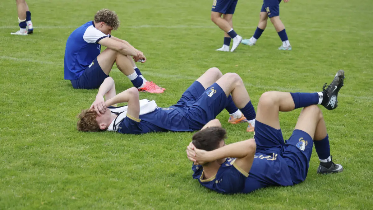 Die Spieler der Spvgg Satteldorf liegen nach der Niederlage nach Elfmeterschießen im Relegationsspiel gegen den FSV Schwaigern fassungslos und enttäuscht auf dem Rasen. Damit ist der Abstieg in die Bezirksliga besiegelt.