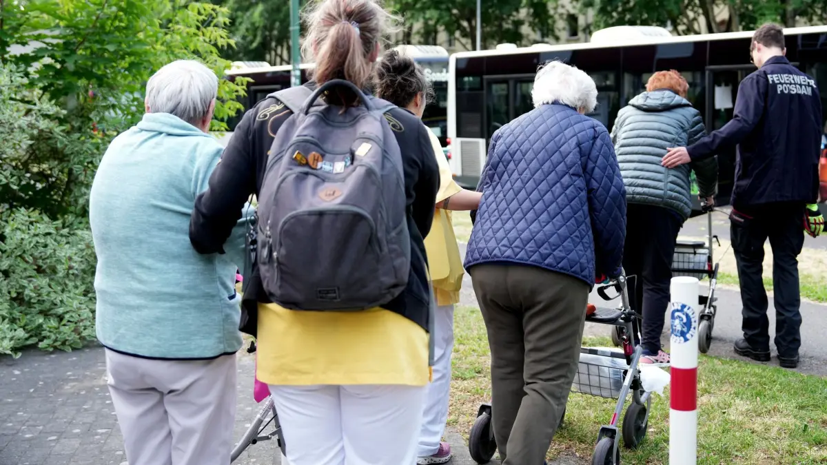 Bombenentschärfung in der Potsdamer Innenstadt: 16.06.2026, Brandenburg, Potsdam: Bewohner des Pflegewohnstifts City-Quartier müssen wegen der geplanten Bombenentschärfung in der Potsdamer Innenstadt die Einrichtung verlassen. Wegen der Entschärfung einer 250 Kilogramm schweren Bombe aus dem Zweiten Weltkrieg werden Teile der Potsdamer Innenstadt geräumt. (zu dpa: «Evakuierung vor Bombenentschärfung in Potsdam gestartet») Foto: Sven Kaeuler/dpa +++ dpa-Bildfunk +++