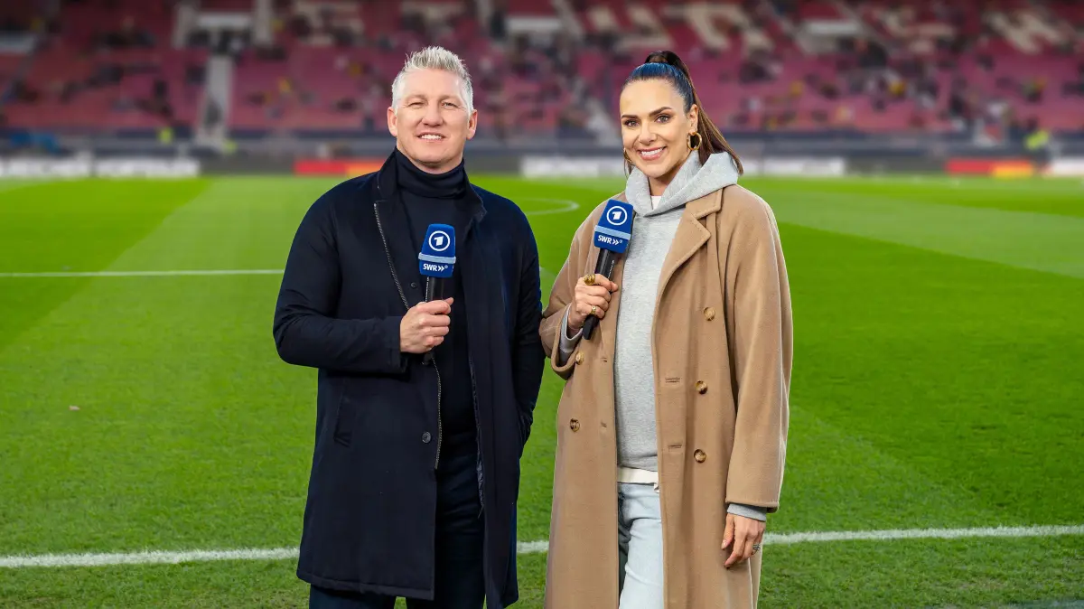 Bastian Schweinsteiger und Esther Sedlaczek sind für die ARD bei der WM im Einsatz.