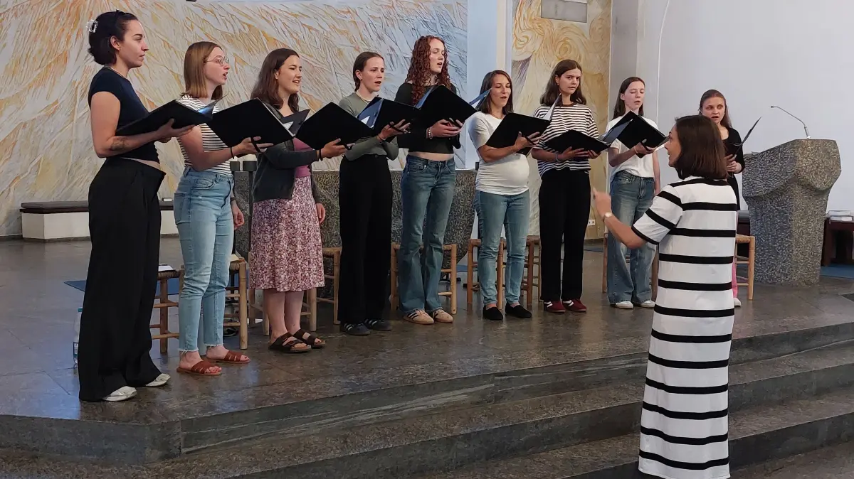 Probe in St. Dionysius: Chorleiterin Diana Walz und der Kammerchor aus den Reihen des Konzertchors