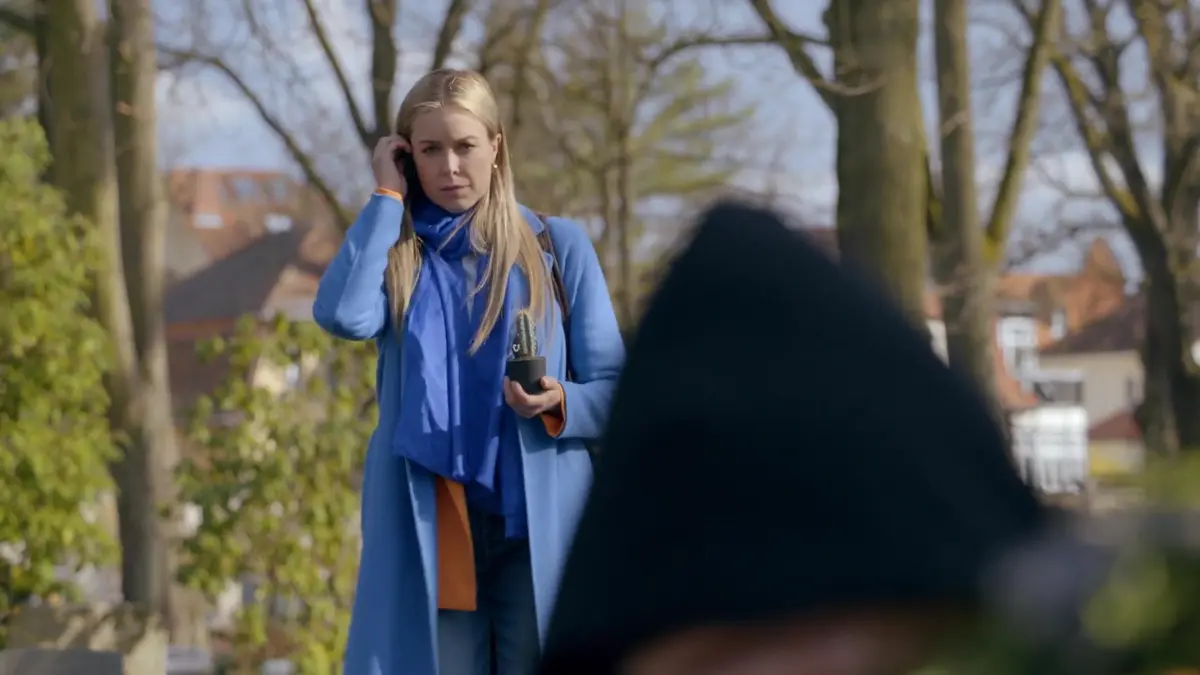 Jessica (Nina Ensmann) erwischt ihre Schwester Nina (Maria Wedig) am Grab von Carlos.