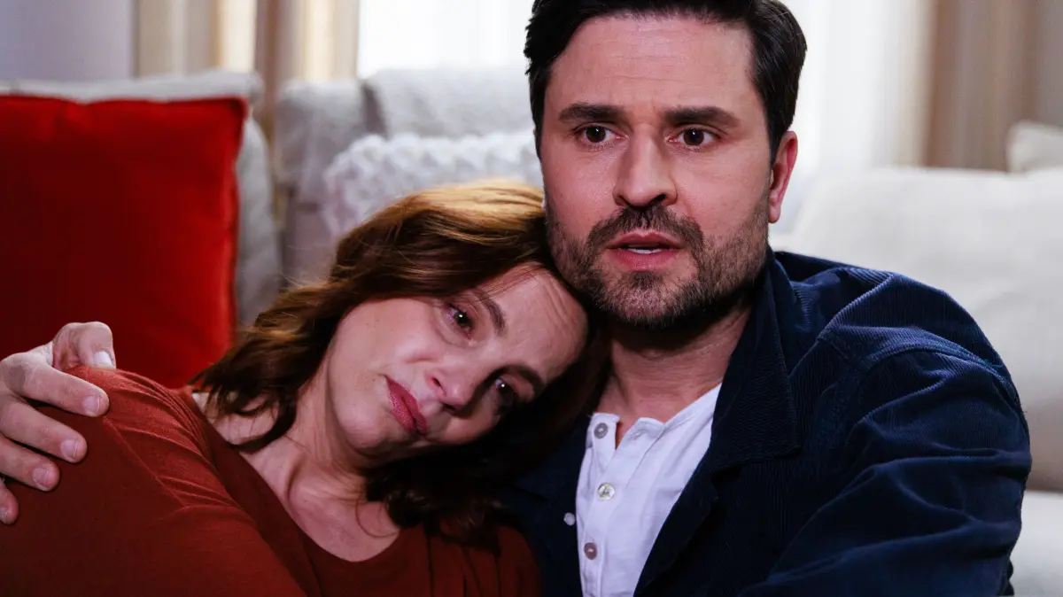 Anna (Marie Zielcke) und Paco (Milos Vukovic) waren einst ein Paar. (Bild aus Folge 7896)
