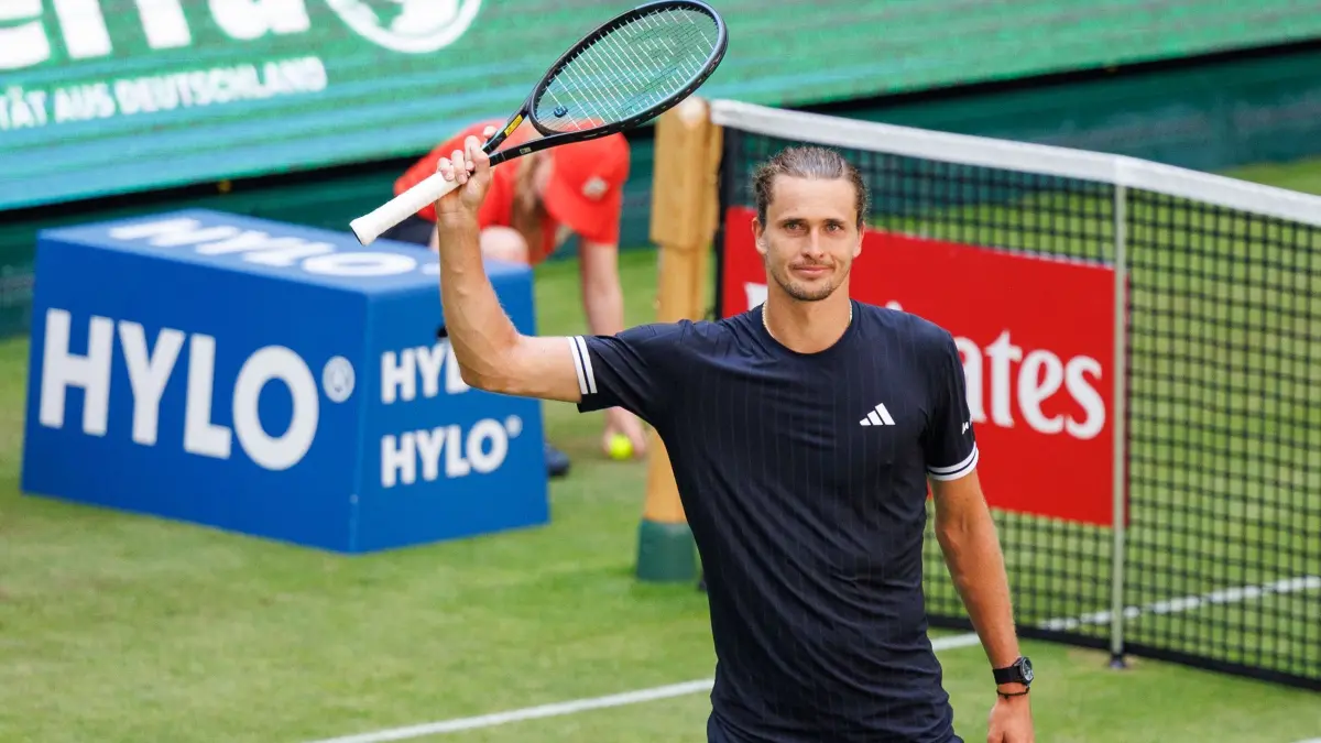Tennis: ATP-Tour - Halle/Westfalen: 16.06.2026, Nordrhein-Westfalen, Halle (Westfalen): Tennis: ATP-Tour - Halle/Westfalen, Einzel, Männer, 1. Runde. Zverev (Deutschland) - Kopriva (Tschechien). Alexander Zverev hält den Schläger nach oben nach dem Sieg. Foto: Friso Gentsch/dpa +++ dpa-Bildfunk +++