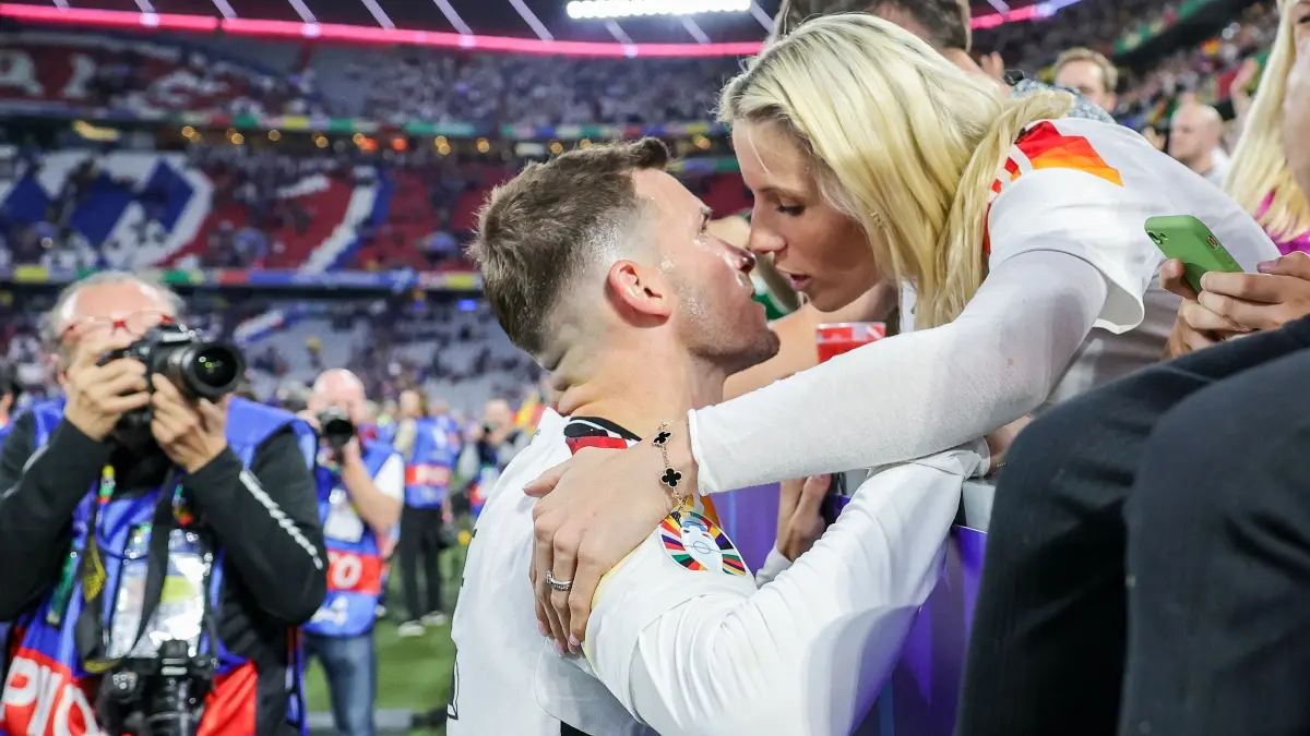 Sina Groß unterstützt ihren Mann Pascal regelmäßig im Stadion.