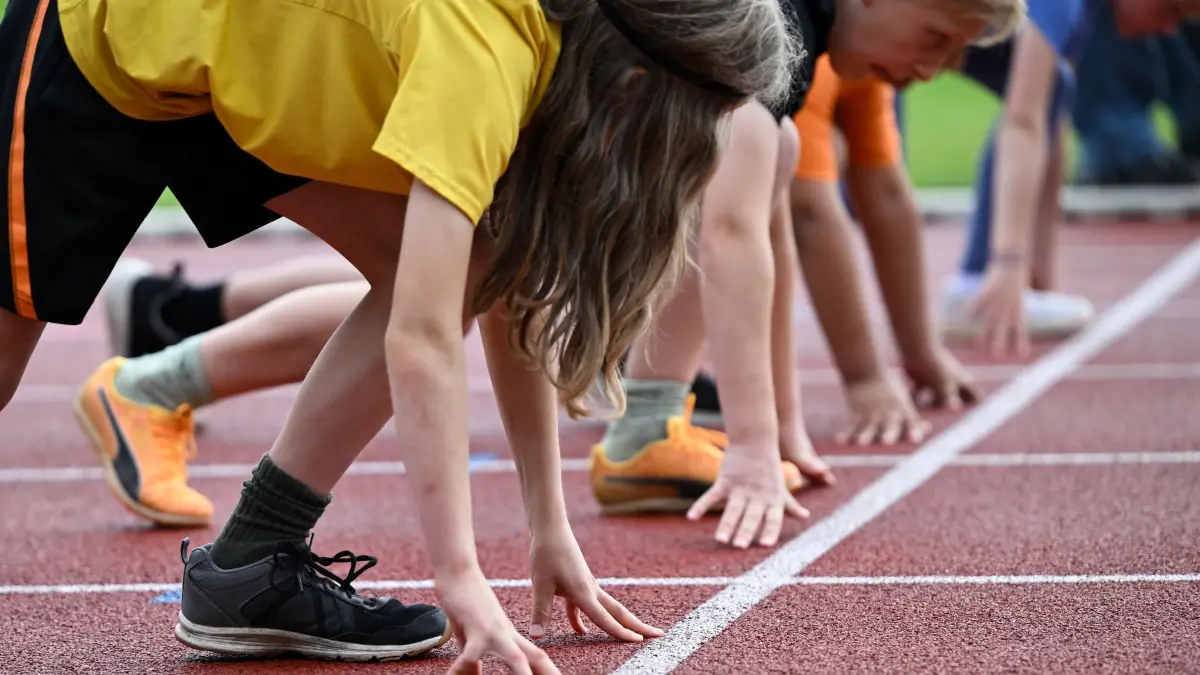 Hessischer Bildungsminister besucht Bundesjugendspiele in Fulda: 16.06.2026, Hessen, Fulda: Bei den Bundesjugendspielen stehen Schüler der Domschule in Fulda am Start des 100-Meter-Sprints. Foto: Florian Wiegand/dpa +++ dpa-Bildfunk +++