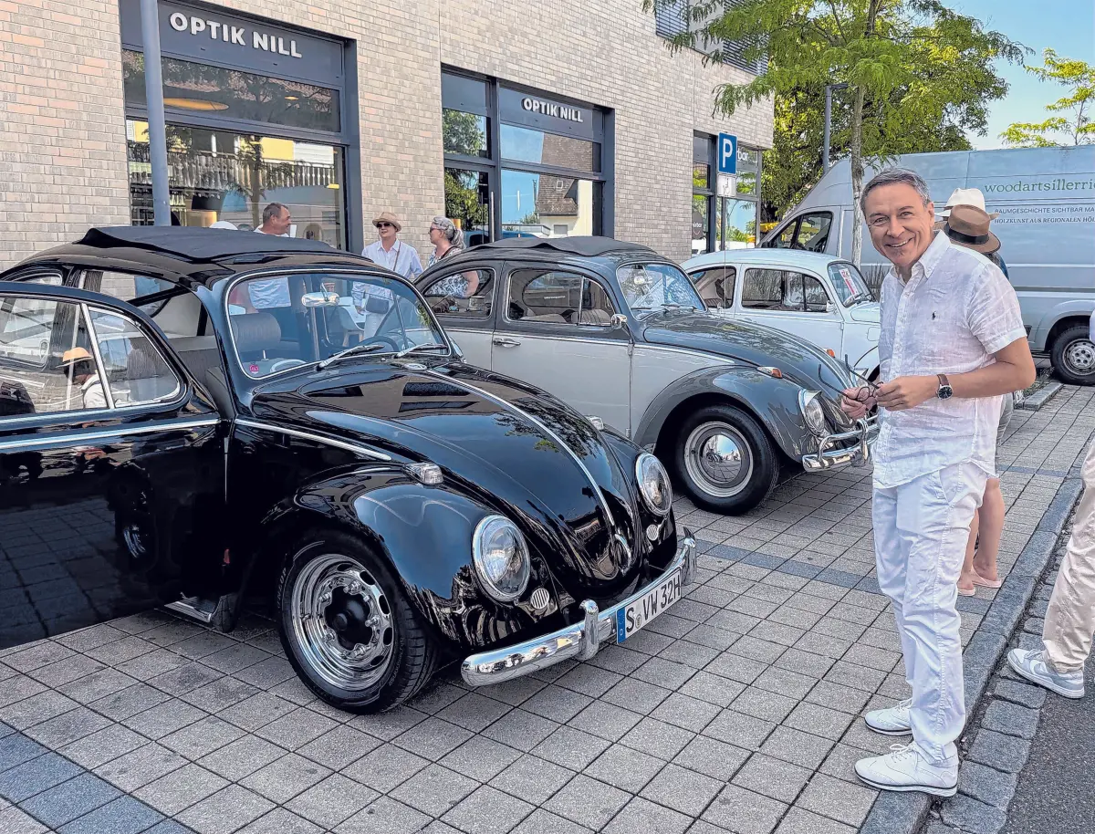 Am Sonntag veranstaltet der HGV (im Bild der HGV-Vorsitzende Ralf Thaler) neben dem verkaufsoffenen Sonntag auch ein Oldtimer-Treffen. Bei der Organisation hat die Wirtschaftsförderin der Stadt, Daniela Löbbe, den Verein tatkräftig unterstützt. ⇥Foto: D. Löbbe