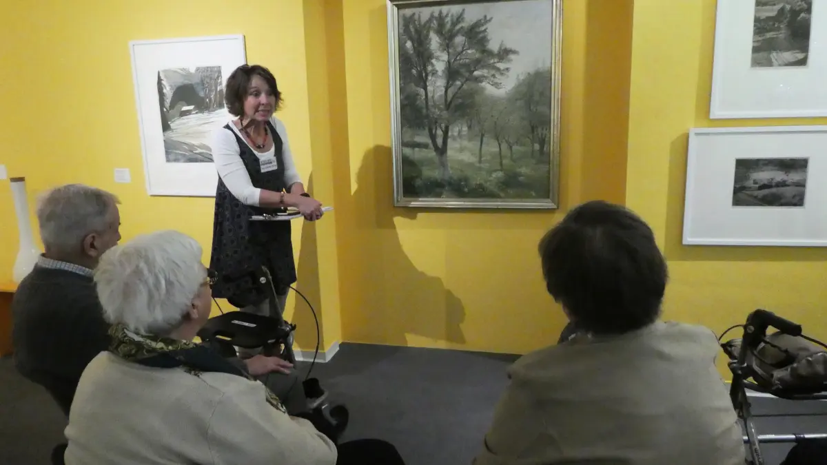 Künstlerin und Kunstgeragogin Simone Petri aus Hechingen macht regelmäßige Führungen für demente Menschen im Kunstmuseum Albstadt.