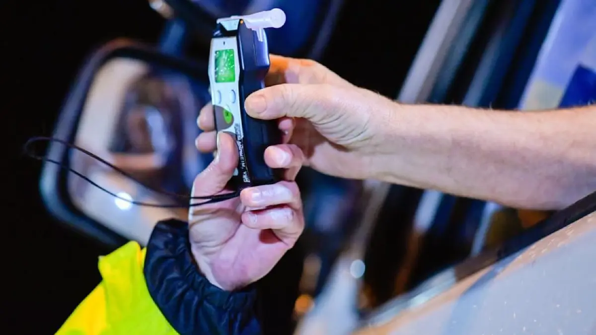 Blaulicht Polizeikontrolle Alkoholkontrolle Nacht Alkohol am Steuer Symbolfoto Schwabo OV LZ