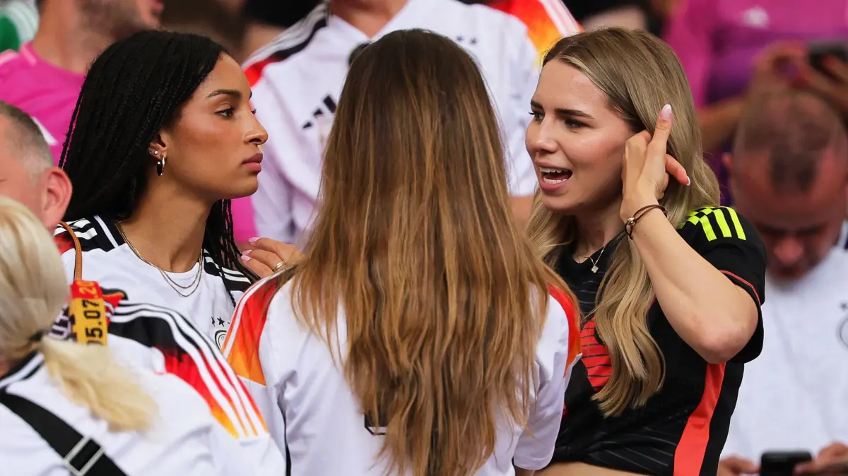 Zu den Spielerfrauen der deutschen Nationalmannschaft zählen Aaliyah (Freundin von Florian Wirtz) und Anika Neuer (Ehefrau von Manuel Neuer).
