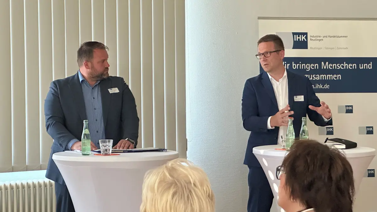 Duellierten sich vor der versammelten Winterlinger Wirtschaftselite: Die Bürgermeisterkandidaten Alexander Gerdt (links) und Stephan Frickinger.