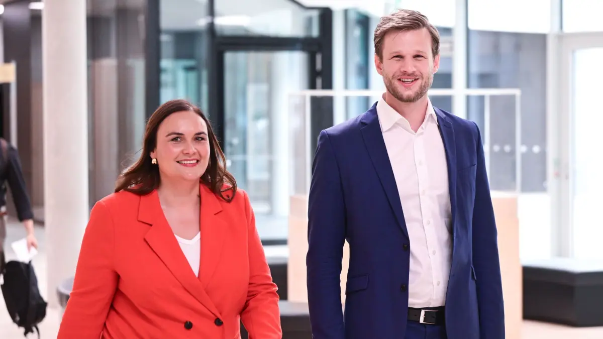 SPD Landesvorsitz: 16.06.2026, Baden-Württemberg, Stuttgart: Isabel Cademartori (l) und Robin Mesarosch betreten einem Raum für eine Pressekonferenz im Landtag. Die Basis hat sich entschieden. Das Duo hat sich bei der Mitgliederbefragung zum Landesvorsitz der SPD durchgesetzt. Foto: Bernd Weißbrod/dpa +++ dpa-Bildfunk +++