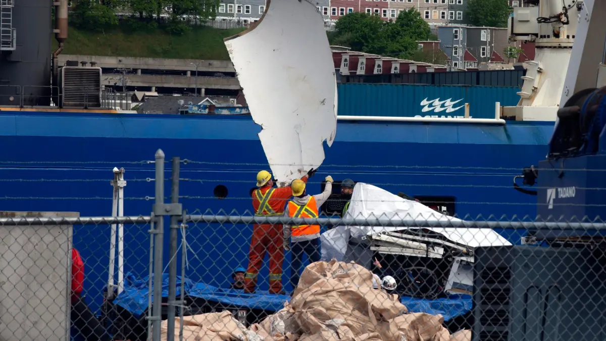 Trümmer des Tauchboots „Titan“: ARCHIV - 28.06.2023, Kanada, St. John's: Trümmer des Tauchboots «Titan», das vom Meeresboden in der Nähe des Wracks der Titanic geborgen wurde, werden am Pier der kanadischen Küstenwache vom Schiff «Horizon Arctic» entladen. (zu dpa: «Behördenbericht zu «Titan»-Unglück mit fünf Toten erwartet») Foto: Paul Daly/The Canadian Press/AP/dpa - ACHTUNG: Nur zur redaktionellen Verwendung und nur mit vollständiger Nennung des vorstehenden Credits +++ dpa-Bildfunk +++
