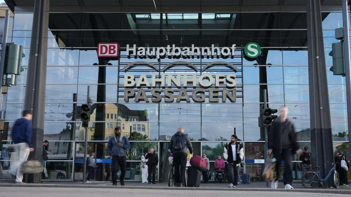 Bombenentschärfung in der Potsdamer Innenstadt: 16.06.2026, Brandenburg, Potsdam: Passanten gehen vor dem Haupteingang des Potsdamer Hauptbahnhofes entlang. Wegen der Entschärfung einer 250 Kilogramm schweren Bombe aus dem Zweiten Weltkrieg müssen Teile der Potsdamer Innenstadt geräumt werden. Foto: Sven Kaeuler/dpa +++ dpa-Bildfunk +++