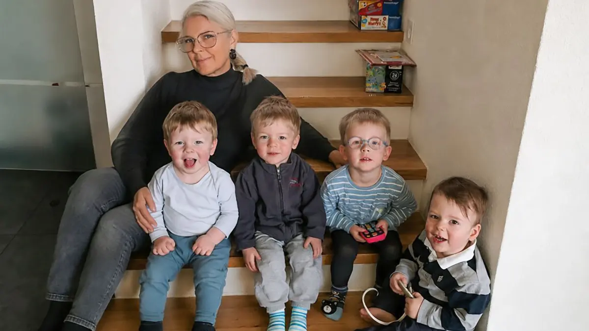 Die Eutinger Tagesmutter Yvonne Hammer mit einem Teil ihrer Schützlinge.