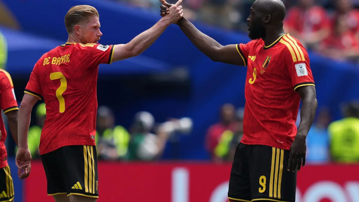 WM 2026 - Belgien - Ägypten: 16.06.2026, USA, Seattle: Fußball, Männer, WM 2026, Belgien - Ägypten, Vorrunde, Gruppe G, 1. Spieltag, Seattle-Stadion. Der Belgier Romelu Lukaku (r) und Kevin De Bruyne feiern das erste Tor ihrer Mannschaft gegen Ägypten. Foto: Peng Ziyang/Xinhua/dpa +++ dpa-Bildfunk +++