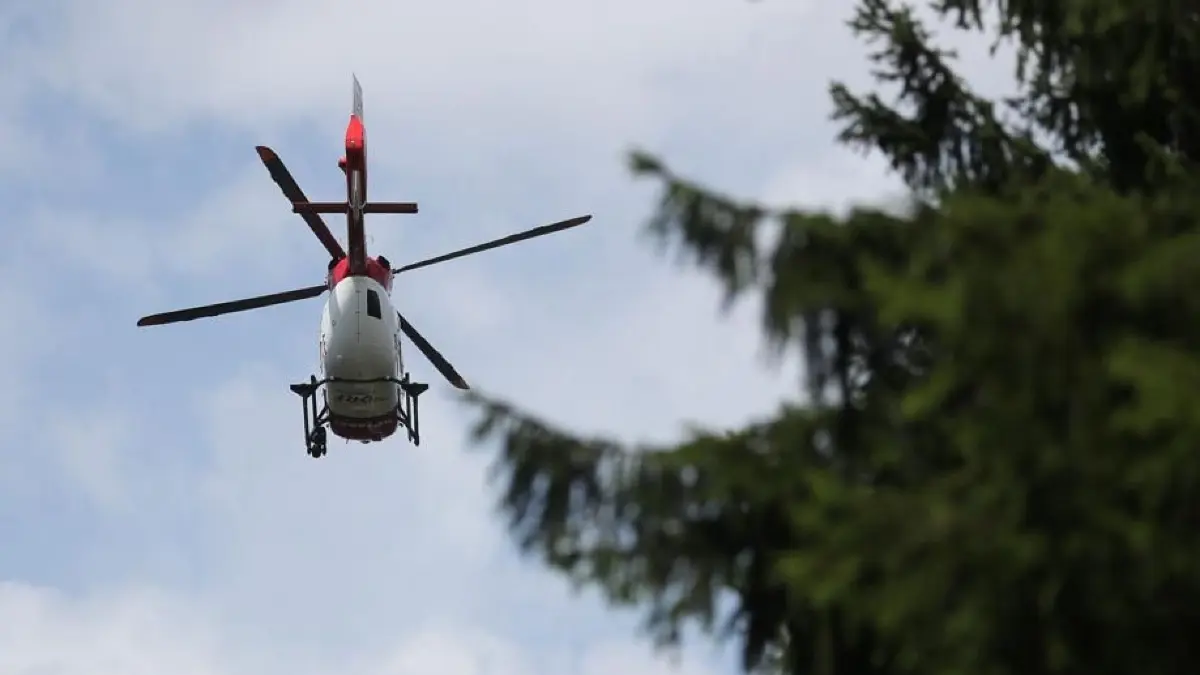 Rettungshubschrauber Wald Blaulicht Symbolfoto Schwabo LZ OV