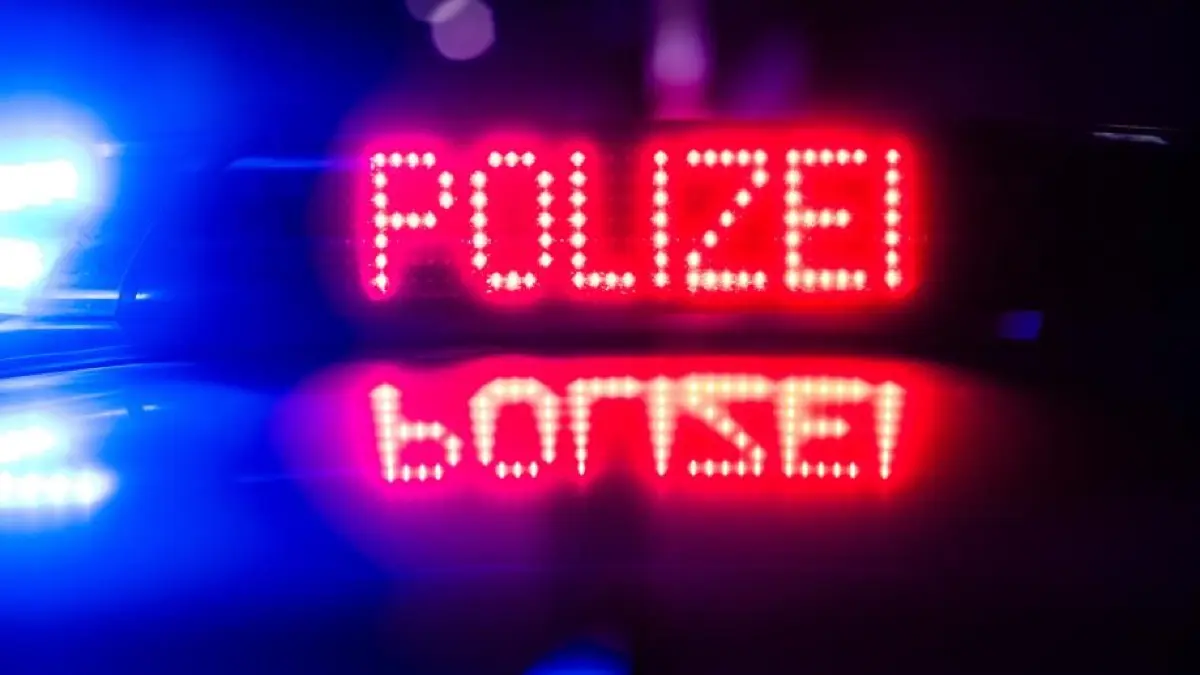 Nacht Polizei Schriftzug Blaulicht Symbolfoto Schwabo LZ OV