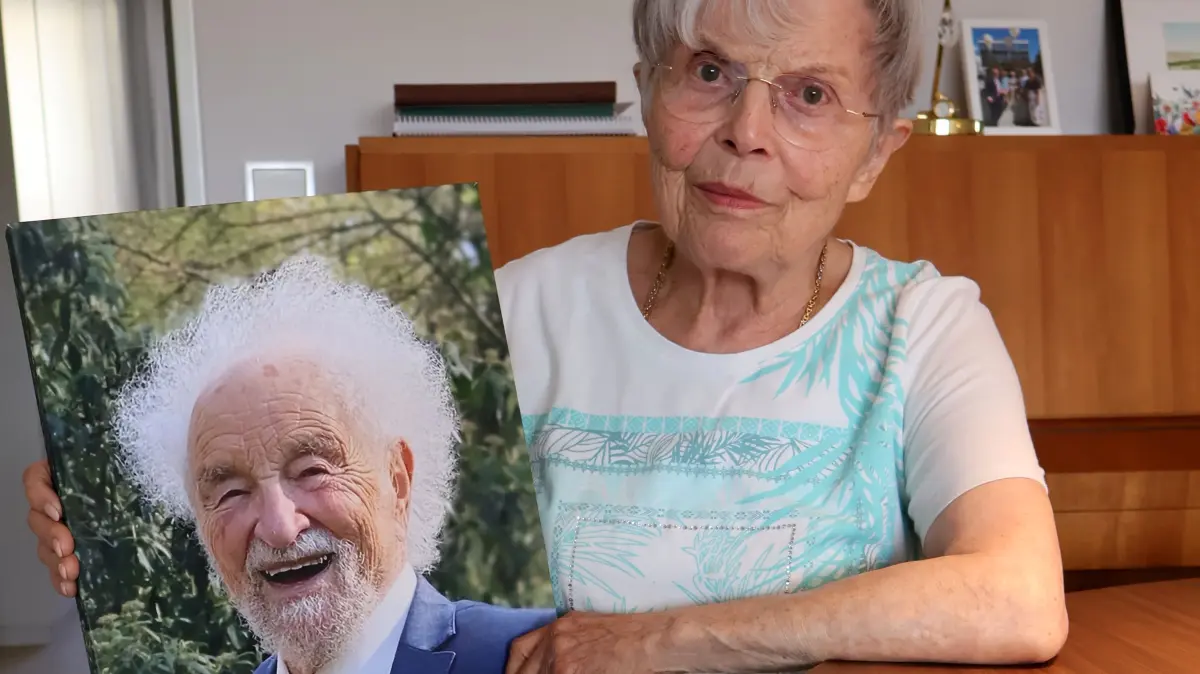 Gertrud Kauderer-Rice mit einem Bild ihres verstorbenen Mannes Michael. Er war einer der letzten Stuttgarter Juden.