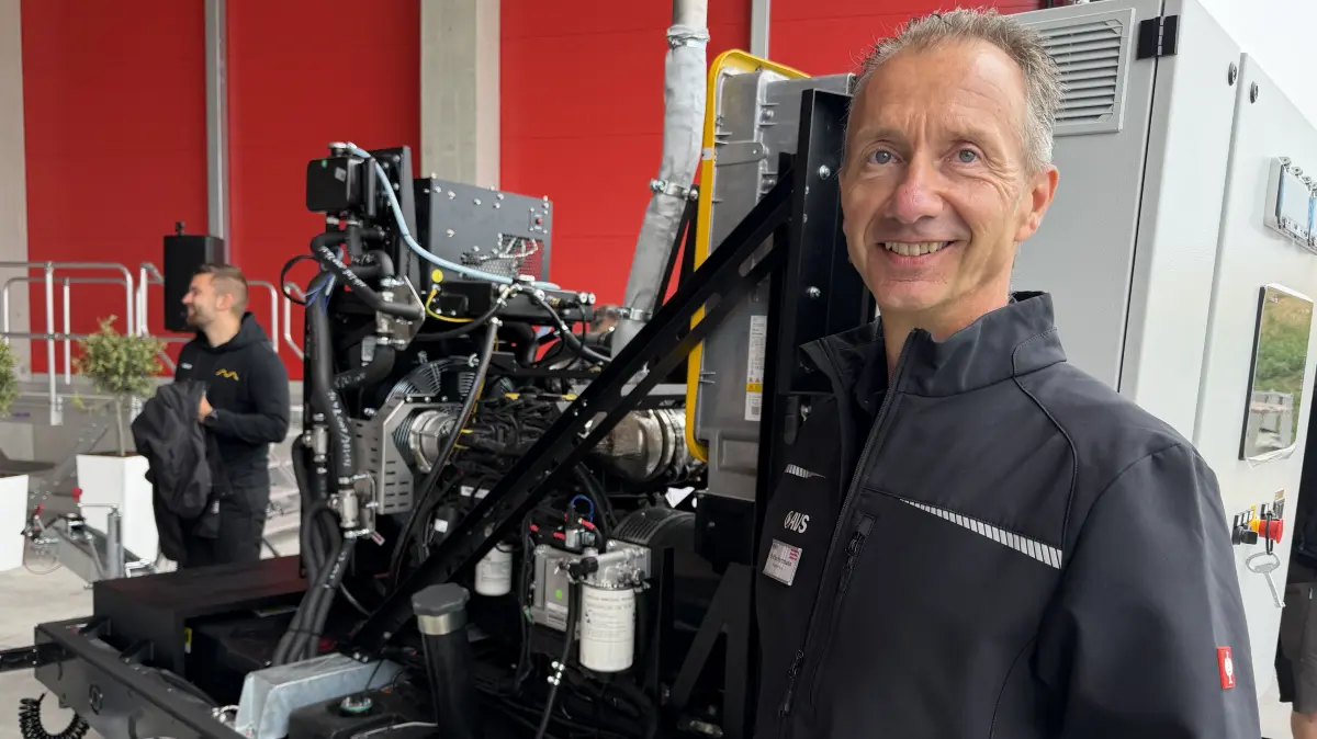Ein neues Produkt aus Ehingen-Stetten: AVS-Firmenchef Steffen Herrmann vor dem Innenleben des neuen Hybridaggregats 110 kVA, das sein Unternehmen am Dienstag als "Weltneuheit" vorgestellt hat. Es besitzt eine von AVS entwickelte Regelung ("Greenomic"), die als "Blackout Management Pro" bei Stromausfällen rasch Abhilfe leisten soll.