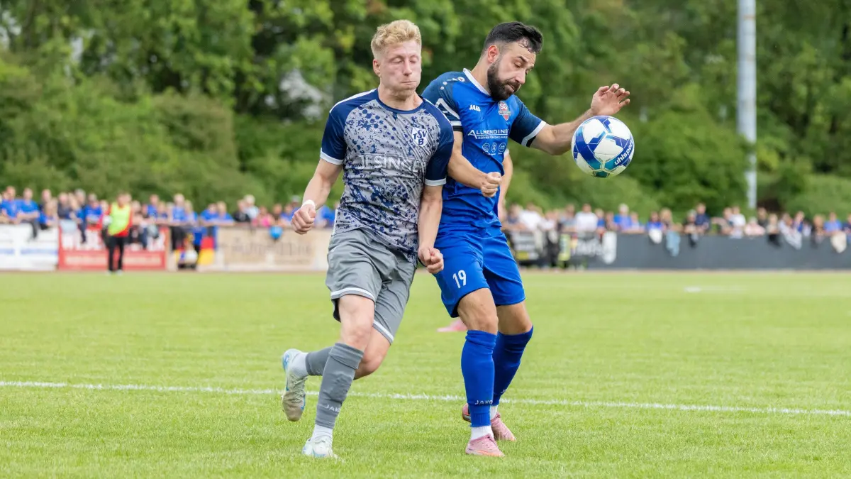 TSV Berkheim (grau) vs. SGM Bad Überkingen-Hausen (blau),Fußball, Entscheidungsspiel 1 in BZL - Bezirk Neckar/Fils, Saison 2025/2026, Rasenplatz Stadion Ebersbach, Strutstr. 15, 73061 Ebersbach, 16.06.2026 - 18:30 Uhr: Sascha Reinhard (SGM Bad Überkingen/Hausen #19)
TSV Berkheim (grau) vs. SGM Bad Überkingen-Hausen (blau),Fußball, Entscheidungsspiel 1 in BZL - Bezirk Neckar/Fils, Saison 2025/2026, Rasenplatz Stadion Ebersbach, Strutstr. 15, 73061 Ebersbach, 16.06.2026 - 18:30 Uhr,
Foto: PhotoPeet / Sport- & Eventfotografie / Peter Harich
