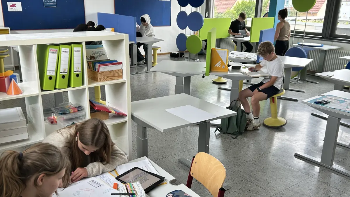 Das moderne Lernbüro, das für die Stunde "PeLe" zur Verfügung steht. ermöglicht die ungestörte Einzelarbeit und bietet Raum für Gruppenarbeiten.