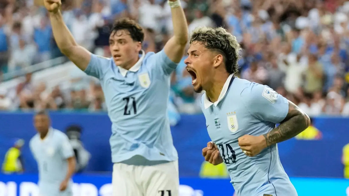 WM 2026 - Saudi-Arabien - Uruguay: 16.06.2026, USA, Miami Gardens: Fußball, Männer, WM 2026, Saudi-Arabien - Uruguay, Vorrunde, Gruppe H, 1. Spieltag, Miami-Stadion. Der Uruguayer Maxi Araujo jubelt nach seinem Tor zum 1:1 mit Federico Vinas. Foto: Lynne Sladky/AP/dpa +++ dpa-Bildfunk +++