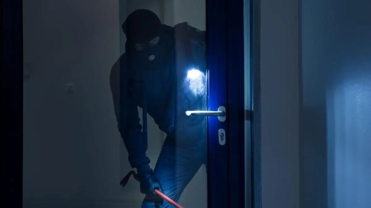 Einbrecher Symbolfoto Einbruch Brecheisen Brechstange Taschenlampe Skimaske Blaulicht Schwabo OV LZ