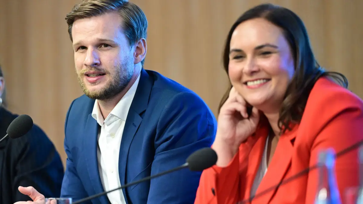 SPD Landesvorsitz: 16.06.2026, Baden-Württemberg, Stuttgart: Das junge Duo aus Robin Mesarosch (l) und Isabel Cademartori (r) sprechen bei einer Pressekonferenz im Landtag zu Journalisten. Die Basis hat sich entschieden. Das Duo hat sich bei der Mitgliederbefragung zum Landesvorsitz der SPD durchgesetzt. Foto: Bernd Weißbrod/dpa +++ dpa-Bildfunk +++