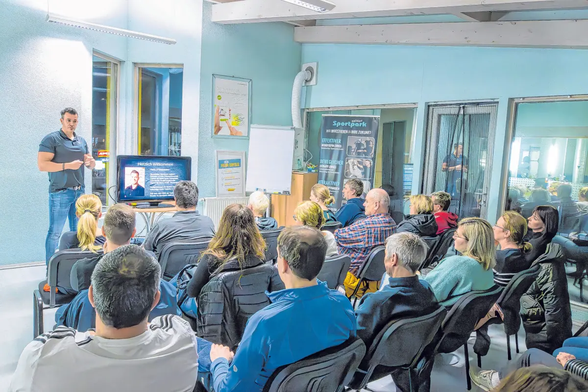 In Seminaren erklärt Sportpark-Studioleiter Fabio D’Alessandro die Vorgehensweise. Kompetente Beratung wird dabei großgeschrieben. ⇥Fotos: Sportpark