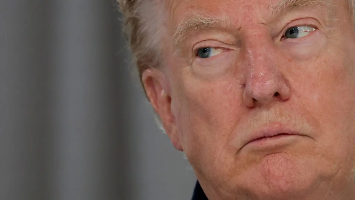 G7-Gipfel: 16.06.2026, Frankreich, Evian: US-Präsident Donald Trump blickt bei einem Arbeitsessen mit den Staats- und Regierungschefs der G7 und des Nahen Ostens in die Runde. Foto: Christian Hartmann/Pool Reuters/AP/dpa +++ dpa-Bildfunk +++
