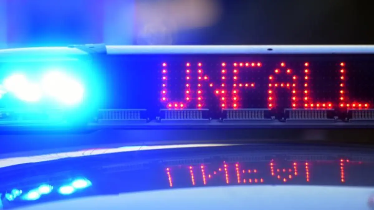 Polizeifahrzeug Leuchtschrift Unfallstelle Polizei Unfall Symbolfoto Blaulicht Schwabo OV LZ